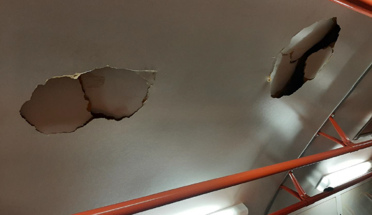 Vandal poničil na dvou místech dvě tramvaje. Do stropních panelů prorazil díry a způsobil škodu za 100 000 Kč