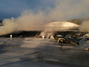 Požár velkoskladu se škodou za 60 milionů způsobil skladník. Hrál si s ohněm u regálu se zapalovači a hořlavinami