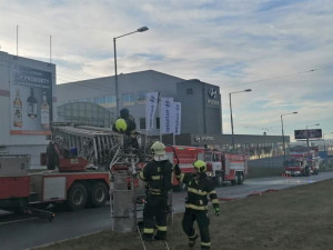 Požár velkoskladu se škodou za 60 milionů způsobil skladník. Hrál si s ohněm u regálu se zapalovači a hořlavinami