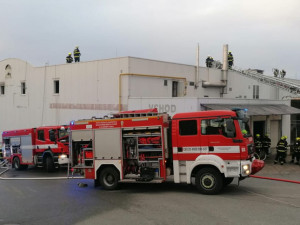 Požár velkoskladu se škodou za 60 milionů způsobil skladník. Hrál si s ohněm u regálu se zapalovači a hořlavinami