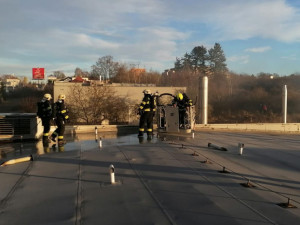 Požár velkoskladu se škodou za 60 milionů způsobil skladník. Hrál si s ohněm u regálu se zapalovači a hořlavinami