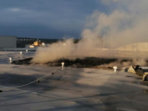 Požár velkoskladu se škodou za 60 milionů způsobil skladník. Hrál si s ohněm u regálu se zapalovači a hořlavinami