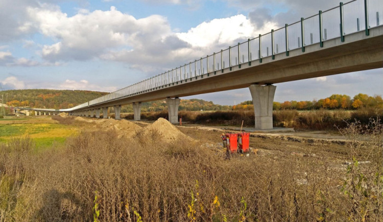 První řidiči se projedou po novém Západním okruhu po půlnoci z 19. února. Stavba budí jisté rozpaky i obavy