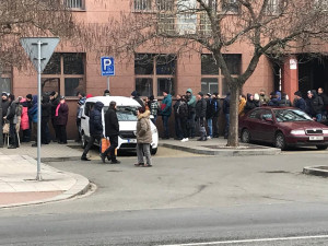 Lidé mrznou ve frontě dlouhé stovky metrů také před plzeňskou pobočkou České národní banky