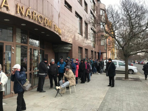 Lidé mrznou ve frontě dlouhé stovky metrů také před plzeňskou pobočkou České národní banky