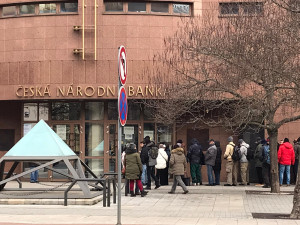 Lidé mrznou ve frontě dlouhé stovky metrů také před plzeňskou pobočkou České národní banky