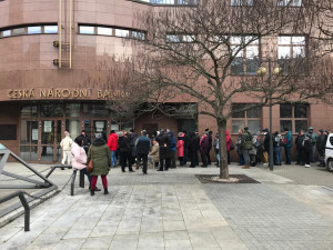 Lidé mrznou ve frontě dlouhé stovky metrů také před plzeňskou pobočkou České národní banky