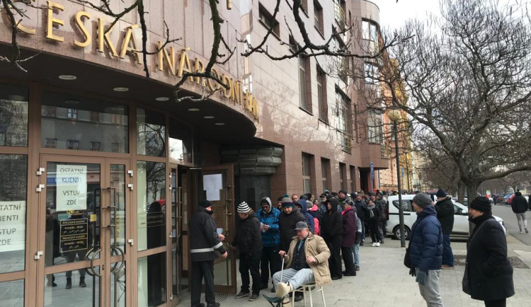 Lidé mrznou ve frontě dlouhé stovky metrů také před plzeňskou pobočkou České národní banky