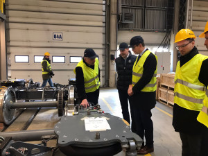 Nový vodíkový autobus Škoda H'CITY si ve výrobním závodě v Plzni prohlédl i ministr dopravy Martin Kupka (ODS)