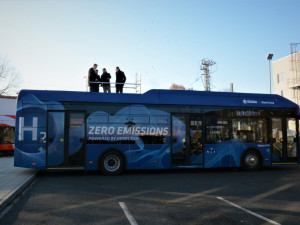 Nový vodíkový autobus Škoda H'CITY si ve výrobním závodě v Plzni prohlédl i ministr dopravy Martin Kupka (ODS)