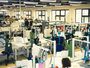 Ruční kompletace kabelových propojek, archivní snímek 1999