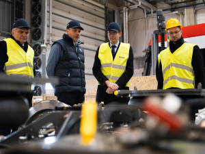 Nový vodíkový autobus Škoda H'CITY si ve výrobním závodě v Plzni prohlédl i ministr dopravy Martin Kupka (ODS)