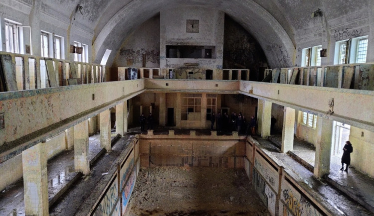 Takto teď vypadá interiér zchátralých lázní