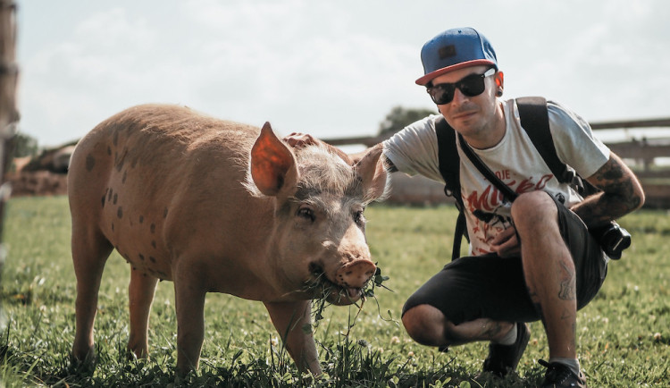 size4-16758744512025-2-zadne-zvire-nechce-zemrit-pro-cloveka-prijatelny-chov-neexistuje-rika-hudebnik-a-aktivista-lukas-vin