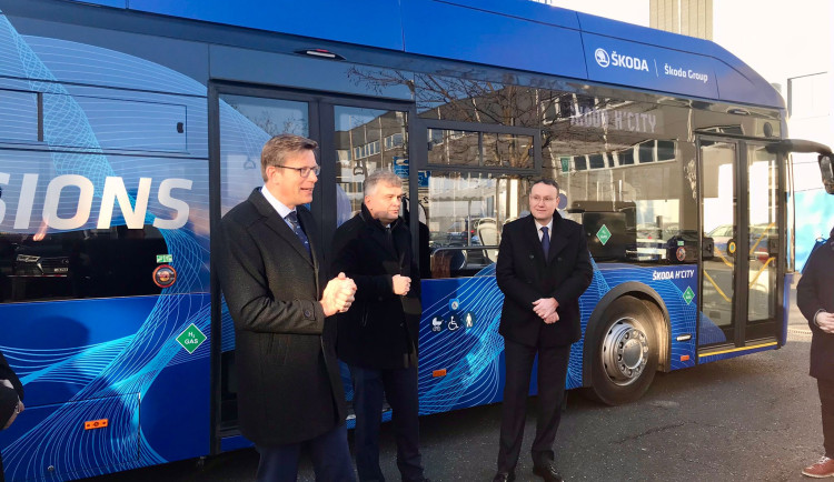 Nový vodíkový autobus Škoda H'CITY si ve výrobním závodě v Plzni prohlédl i ministr dopravy Martin Kupka (ODS)