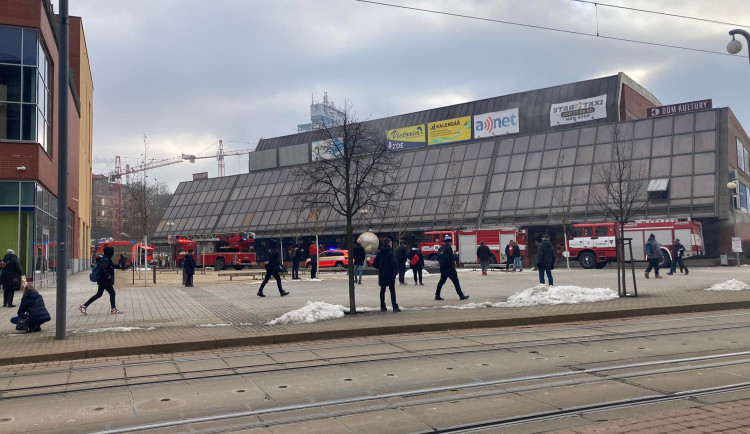 V libereckém domě kultury zasahovali hasiči u požáru. Prostory jsou zakouřené