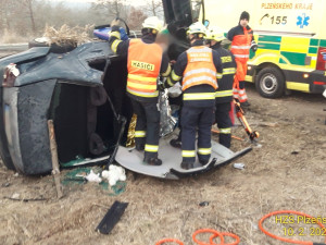 Při první nehodě na Tachovsku se auto převrátilo na bok, uvnitř zůstal zaklíněný řidič