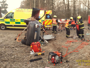 Při první nehodě na Tachovsku se auto převrátilo na bok, uvnitř zůstal zaklíněný řidič