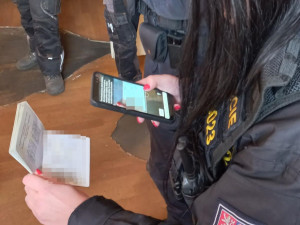 Pečlivá kontrola pravosti dokladů