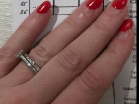 Žena ztratila dva prsteny s diamanty v hodnotě statisíců korun, teď po jejich nálezci pátrá policie