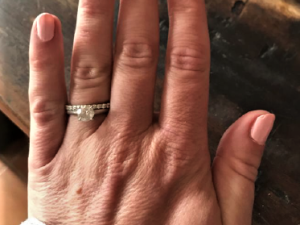 Žena ztratila dva prsteny s diamanty v hodnotě statisíců korun, teď po jejich nálezci pátrá policie