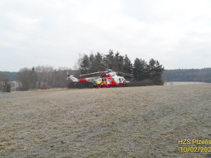 Při druhé nehodě se vážně zranila dvacetiletá žena. Vrtulník ji transportoval do nemocnice