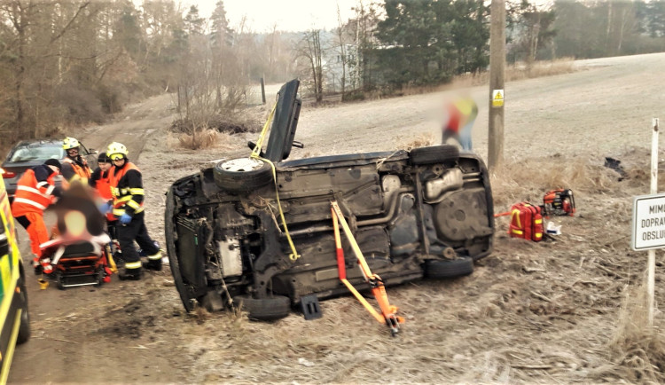 Při první nehodě na Tachovsku se auto převrátilo na bok, uvnitř zůstal zaklíněný řidič