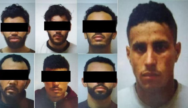 Těchto sedm Maročanů bylo na útěku ještě ve středu, šest z nich ale policie během dne dopadla. Uniká pouze jediný z nich