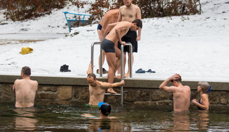 Hygienici kontrolovali kvalitu vody v Lesním koupališti, kvůli otužilcům