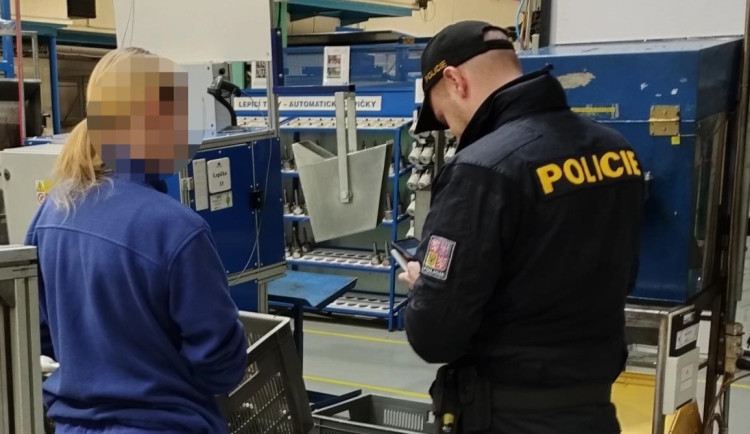 Policisté kontrovali cizince pracující v Česku, objevili hledanou osobu