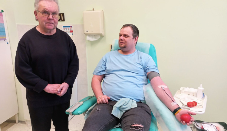 Hranici 500 odběrů krve či plazmy sice nepřekonal, i tak je ale Václav Pikeš rekordman. Syn jde v jeho stopách