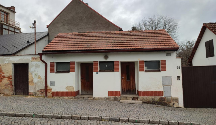 Bývalé veřejné toalety v Domažlicích se zatím prodávat nebudou, město s nimi má plány