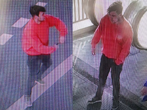 Nepozná někdo tohoto muže, který napadl jiného muže s nožem v ruce na plzeňském vlakovém nádraží?