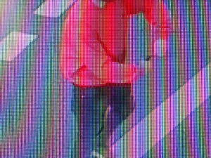 Nepozná někdo tohoto muže, který napadl jiného muže s nožem v ruce na plzeňském vlakovém nádraží?