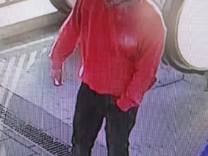 Nepozná někdo tohoto muže, který napadl jiného muže s nožem v ruce na plzeňském vlakovém nádraží?