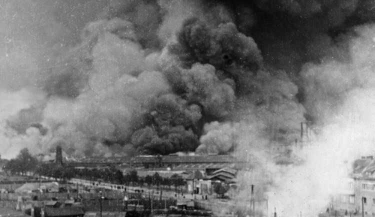 Při nevydařeném valentýnském náletu amerických bombardérů na Plzeň zahynulo šest osob v únoru 1945