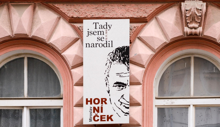 Před 20 lety nás opustil legendární herec a spisovatel Miroslav Horníček, jeho rodný dům zdobí pamětní deska