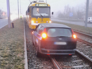 Další řidič si v Plzni hrál na tramvaj, uvízlé auto zastavilo provoz na vytížené lince