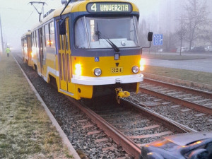 Další řidič si v Plzni hrál na tramvaj, uvízlé auto zastavilo provoz na vytížené lince