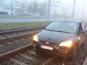 Další řidič si v Plzni hrál na tramvaj, uvízlé auto zastavilo provoz na vytížené lince