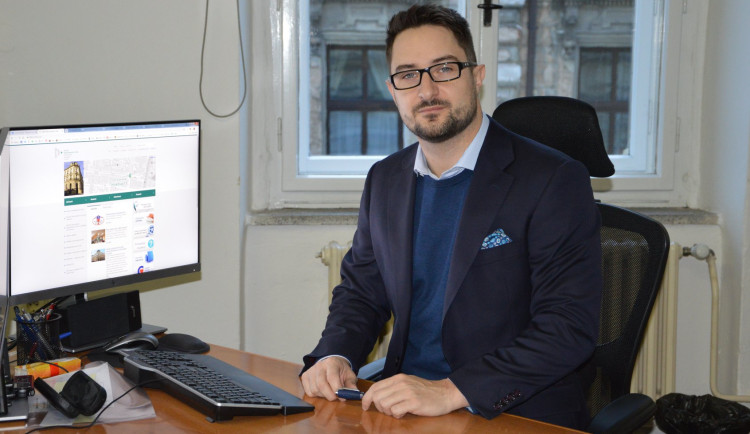 Lukáš Štich v souvislosti se závažným podezřením souvisejícím s udělováním stipendií rezignoval na funkci děkana FZS