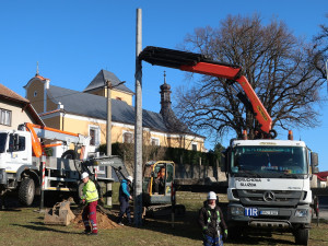 Šumavská obec má nový sloup s hnízdem pro své čápy. Staré bylo vpleteno do vodičů elektrického vedení a muselo pryč