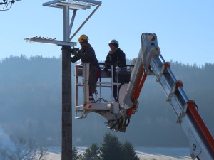 Šumavská obec má nový sloup s hnízdem pro své čápy. Staré bylo vpleteno do vodičů elektrického vedení a muselo pryč