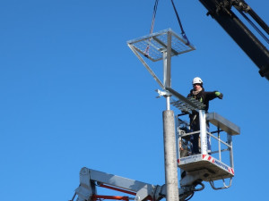 Šumavská obec má nový sloup s hnízdem pro své čápy. Staré bylo vpleteno do vodičů elektrického vedení a muselo pryč