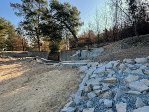 Jižní břeh oblíbeného Šídlováku je již zpevněný, má dvě nová schodiště a pomalu se začíná plnit vodou