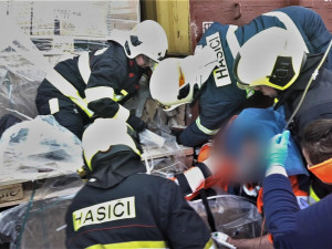 Ranní nehoda v Chlumčanech, kde muže zavalily dlaždice