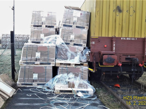 Ranní nehoda v Chlumčanech, kde muže zavalily dlaždice