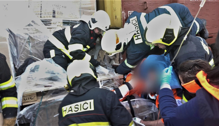 Hasiči vyprošťovali v keramičce zaměstnance, kterého tam ráno zasypaly dlaždice. Utrpěl těžké zranění