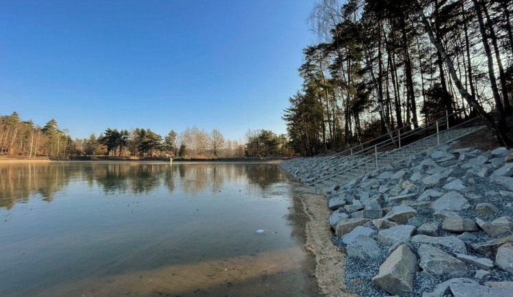 Jižní břeh oblíbeného Šídlováku je již zpevněný, má dvě nová schodiště a pomalu se začíná plnit vodou