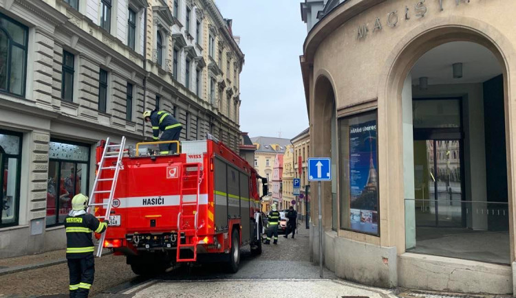 Papír položený na světle začal hořet. Na magistrát vyjela i hasičská plošina